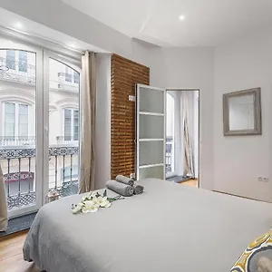 https://home-abroad-apartments-nunez.1costadelsol.com